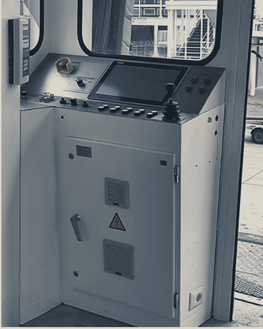 Cabina de control de una pasarela de embarque con panel de mando y gabinete eléctrico