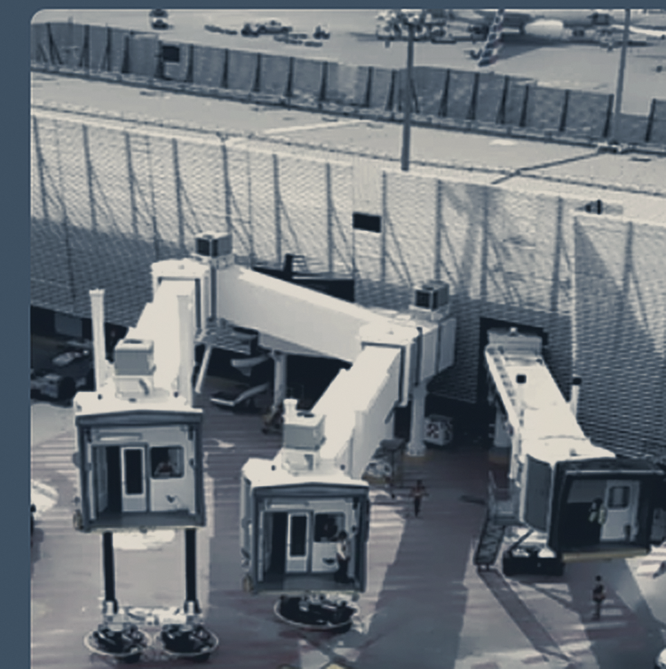 Vista aérea de pasarelas de embarque en un aeropuerto durante un proyecto de modernización