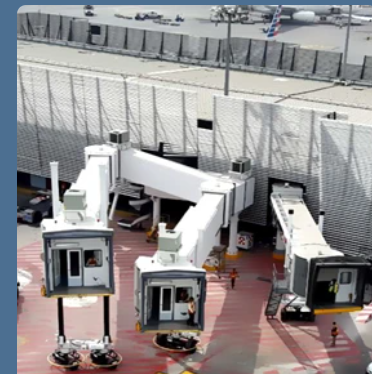 Vista aérea de pasarelas de embarque en el aeropuerto de Ciudad de México